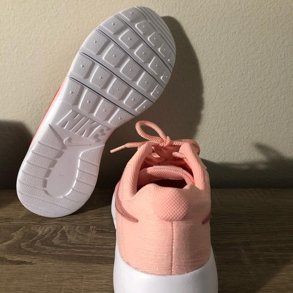 BRAND NEW NIKE TANJUN SE - Picture 4 of 4